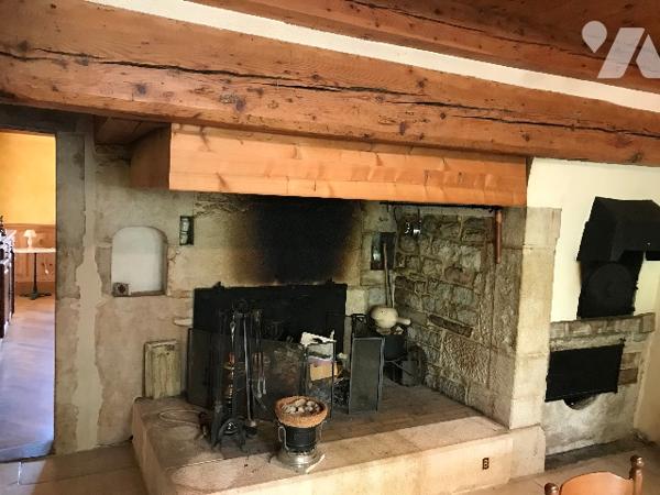 Jolie maison en pierres, habitable de suite, sur 1600m² de terrain clos