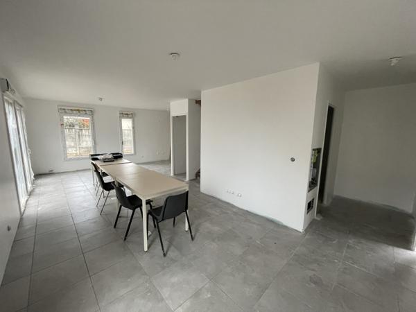 Maison Individuelle avec Grand Jardin et Parkings