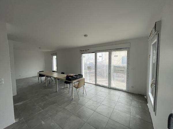 Maison Individuelle avec Grand Jardin et Parkings