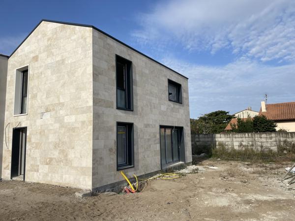 Maison Individuelle avec Grand Jardin et Parkings