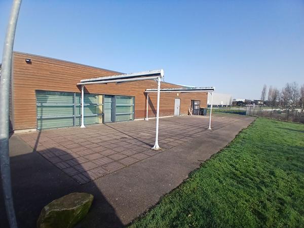 A LOUER local commercial de 250 m2 zone du Leclerc de Vannes