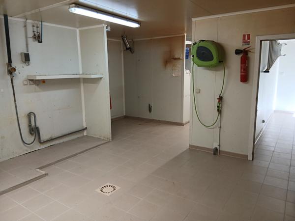 A LOUER local commercial de 250 m2 zone du Leclerc de Vannes