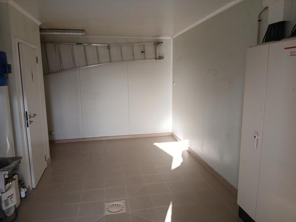 A LOUER local commercial de 250 m2 zone du Leclerc de Vannes