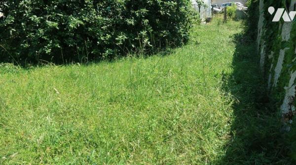 BESSE  - Parcelle de terrain avec chemin d'accès commun,
Surface constructible 400m2
Façades ...