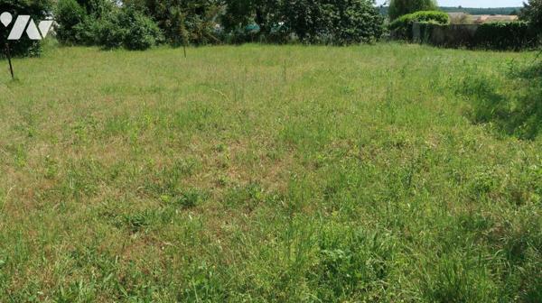 BESSE  - Parcelle de terrain avec chemin d'accès commun,
Surface constructible 400m2
Façades ...