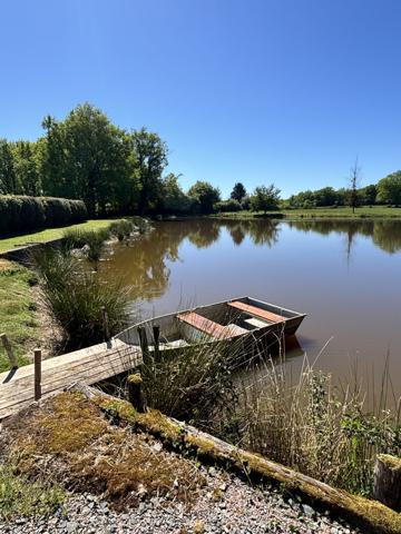 ETANG avec chalet et dependances