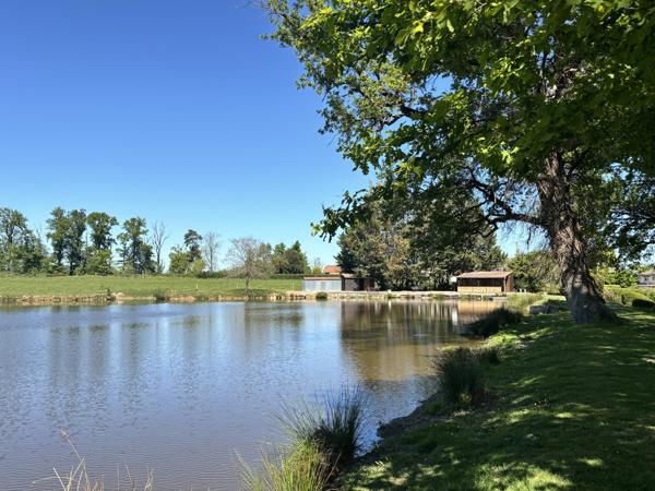 ETANG avec chalet et dependances