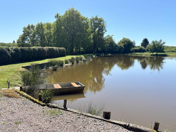 ETANG avec chalet et dependances