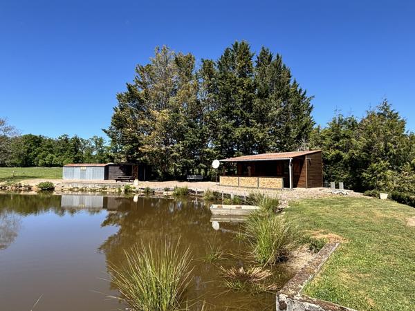 ETANG avec chalet et dependances