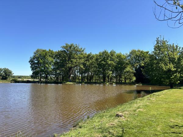 ETANG avec chalet et dependances