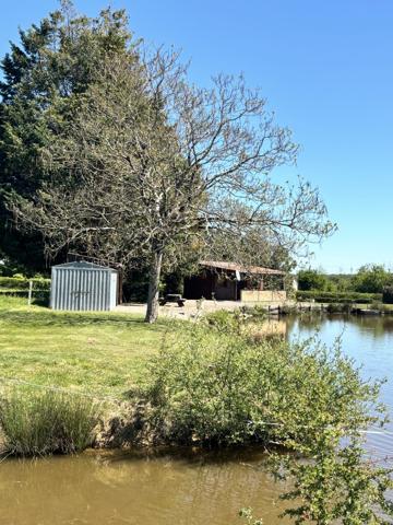 ETANG avec chalet et dependances