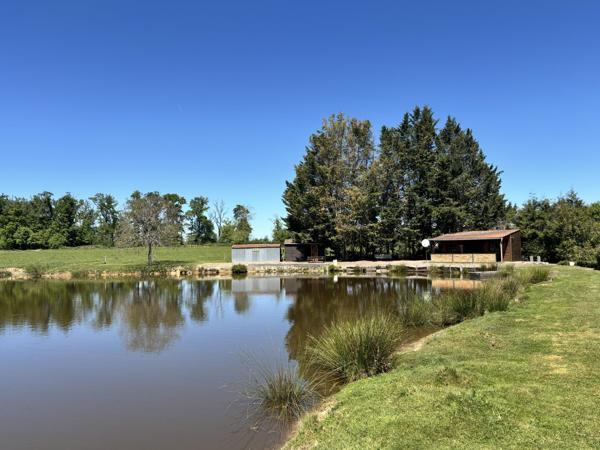 ETANG avec chalet et dependances