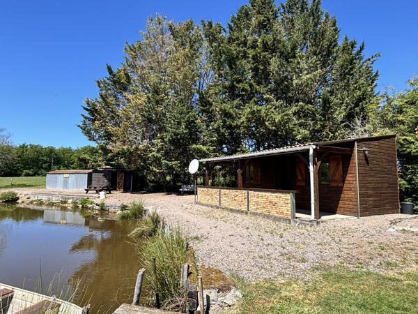 ETANG avec chalet et dependances