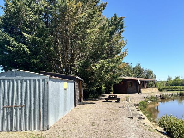 ETANG avec chalet et dependances