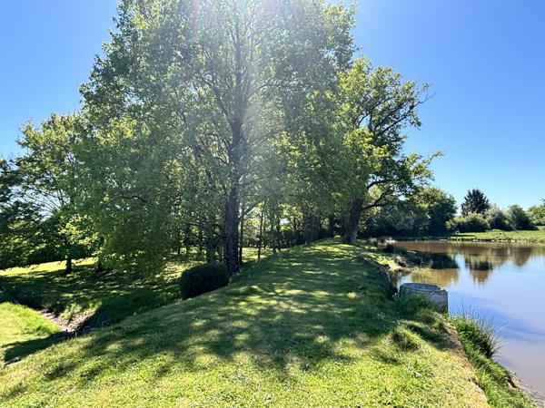 ETANG avec chalet et dependances