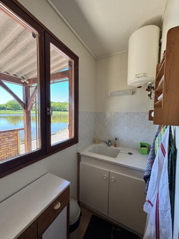 ETANG avec chalet et dependances