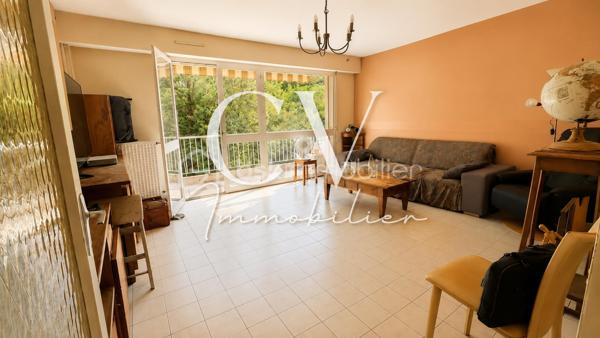Céline H immo et VINCENT PR immo vous présente:
OULLINS (SECTEUR JOMARD).
Appartement T2  meublé avec locataire en place – Idéal investissement locatif

Vous recherchez un investissement sécurisé avec une rentabilité immédiate ? avec locataire en place depuis 4 ans.
Découvrez ce T2 meublé et traversant, situé rue Francisque Jomard, au sein d’une résidence agréable, bien entretenue, et sécurisée, 

L’appartement se compose de :

Un grand séjour lumineux,
Une cuisine indépendante,
Une chambre confortable,
Une salle de bain,
Un WC séparé,
De nombreux rangements.

Vous profiterez également d’un beau balcon-terrasse, idéal pour les beaux jours, ainsi que d’une cave et d’une place de parking.

La résidence bénéficie d’un chauffage collectif et se situe à proximité immédiate des commerces, des écoles et des principaux services, offrant un cadre de vie pratique et recherché.

Travaux à prévoir :

Remplacement des huisseries.
Une base solide à moderniser selon vos goûts.
Une belle opportunité pour les investisseurs souhaitant acquérir un bien déjà loué, avec un fort potentiel .

À découvrir sans tarder ! 
Plus de photos et video sur demande.

Vincent 0633502868
Céline 0749427426