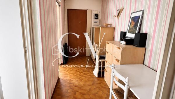 Céline H immo et VINCENT PR immo vous présente:
OULLINS (SECTEUR JOMARD).
Appartement T2  meublé avec locataire en place – Idéal investissement locatif

Vous recherchez un investissement sécurisé avec une rentabilité immédiate ? avec locataire en place depuis 4 ans.
Découvrez ce T2 meublé et traversant, situé rue Francisque Jomard, au sein d’une résidence agréable, bien entretenue, et sécurisée, 

L’appartement se compose de :

Un grand séjour lumineux,
Une cuisine indépendante,
Une chambre confortable,
Une salle de bain,
Un WC séparé,
De nombreux rangements.

Vous profiterez également d’un beau balcon-terrasse, idéal pour les beaux jours, ainsi que d’une cave et d’une place de parking.

La résidence bénéficie d’un chauffage collectif et se situe à proximité immédiate des commerces, des écoles et des principaux services, offrant un cadre de vie pratique et recherché.

Travaux à prévoir :

Remplacement des huisseries.
Une base solide à moderniser selon vos goûts.
Une belle opportunité pour les investisseurs souhaitant acquérir un bien déjà loué, avec un fort potentiel .

À découvrir sans tarder ! 
Plus de photos et video sur demande.

Vincent 0633502868
Céline 0749427426