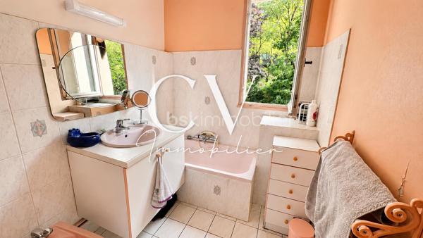 Céline H immo et VINCENT PR immo vous présente:
OULLINS (SECTEUR JOMARD).
Appartement T2  meublé avec locataire en place – Idéal investissement locatif

Vous recherchez un investissement sécurisé avec une rentabilité immédiate ? avec locataire en place depuis 4 ans.
Découvrez ce T2 meublé et traversant, situé rue Francisque Jomard, au sein d’une résidence agréable, bien entretenue, et sécurisée, 

L’appartement se compose de :

Un grand séjour lumineux,
Une cuisine indépendante,
Une chambre confortable,
Une salle de bain,
Un WC séparé,
De nombreux rangements.

Vous profiterez également d’un beau balcon-terrasse, idéal pour les beaux jours, ainsi que d’une cave et d’une place de parking.

La résidence bénéficie d’un chauffage collectif et se situe à proximité immédiate des commerces, des écoles et des principaux services, offrant un cadre de vie pratique et recherché.

Travaux à prévoir :

Remplacement des huisseries.
Une base solide à moderniser selon vos goûts.
Une belle opportunité pour les investisseurs souhaitant acquérir un bien déjà loué, avec un fort potentiel .

À découvrir sans tarder ! 
Plus de photos et video sur demande.

Vincent 0633502868
Céline 0749427426