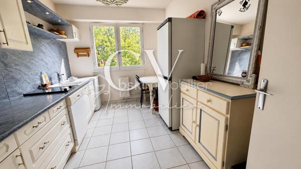 Céline H immo et VINCENT PR immo vous présente:
OULLINS (SECTEUR JOMARD).
Appartement T2  meublé avec locataire en place – Idéal investissement locatif

Vous recherchez un investissement sécurisé avec une rentabilité immédiate ? avec locataire en place depuis 4 ans.
Découvrez ce T2 meublé et traversant, situé rue Francisque Jomard, au sein d’une résidence agréable, bien entretenue, et sécurisée, 

L’appartement se compose de :

Un grand séjour lumineux,
Une cuisine indépendante,
Une chambre confortable,
Une salle de bain,
Un WC séparé,
De nombreux rangements.

Vous profiterez également d’un beau balcon-terrasse, idéal pour les beaux jours, ainsi que d’une cave et d’une place de parking.

La résidence bénéficie d’un chauffage collectif et se situe à proximité immédiate des commerces, des écoles et des principaux services, offrant un cadre de vie pratique et recherché.

Travaux à prévoir :

Remplacement des huisseries.
Une base solide à moderniser selon vos goûts.
Une belle opportunité pour les investisseurs souhaitant acquérir un bien déjà loué, avec un fort potentiel .

À découvrir sans tarder ! 
Plus de photos et video sur demande.

Vincent 0633502868
Céline 0749427426
