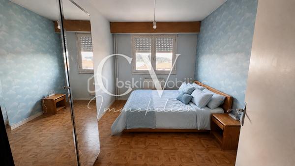 Céline H immo et VINCENT PR immo vous présente:
OULLINS (SECTEUR JOMARD).
Appartement T2  meublé avec locataire en place – Idéal investissement locatif

Vous recherchez un investissement sécurisé avec une rentabilité immédiate ? avec locataire en place depuis 4 ans.
Découvrez ce T2 meublé et traversant, situé rue Francisque Jomard, au sein d’une résidence agréable, bien entretenue, et sécurisée, 

L’appartement se compose de :

Un grand séjour lumineux,
Une cuisine indépendante,
Une chambre confortable,
Une salle de bain,
Un WC séparé,
De nombreux rangements.

Vous profiterez également d’un beau balcon-terrasse, idéal pour les beaux jours, ainsi que d’une cave et d’une place de parking.

La résidence bénéficie d’un chauffage collectif et se situe à proximité immédiate des commerces, des écoles et des principaux services, offrant un cadre de vie pratique et recherché.

Travaux à prévoir :

Remplacement des huisseries.
Une base solide à moderniser selon vos goûts.
Une belle opportunité pour les investisseurs souhaitant acquérir un bien déjà loué, avec un fort potentiel .

À découvrir sans tarder ! 
Plus de photos et video sur demande.

Vincent 0633502868
Céline 0749427426