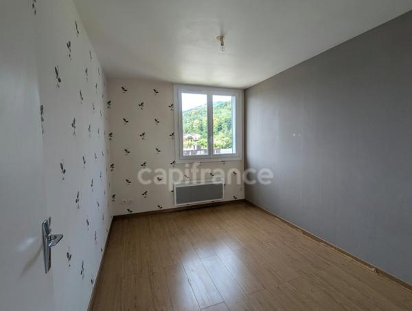 Appartement à vendre 4 pièces TULLINS (38) -  62.79 m² - Dernier étage - 2 chambres- 2 caves et stationnement au bas de l'immeuble