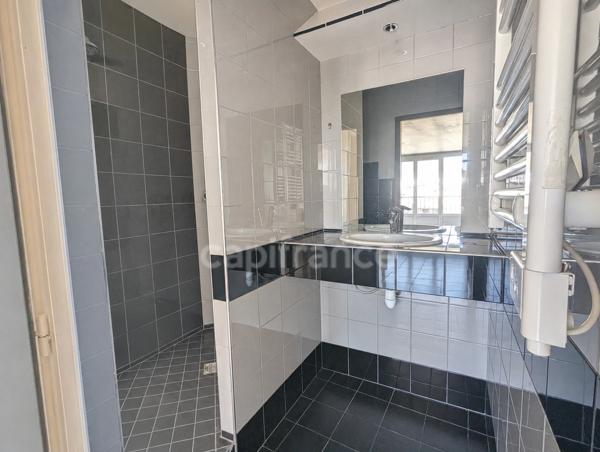 Appartement à vendre 4 pièces TULLINS (38) -  62.79 m² - Dernier étage - 2 chambres- 2 caves et stationnement au bas de l'immeuble