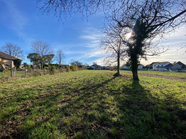 Terrain sur la commune de Les Abrets En Dauphine d'environ 4464 m2 dont 780m² de constructibles