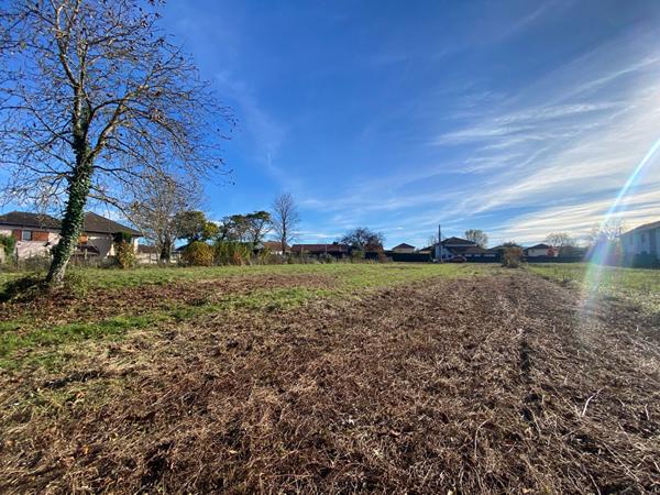 Terrain sur la commune de Les Abrets En Dauphine d'environ 4464 m2 dont 780m² de constructibles