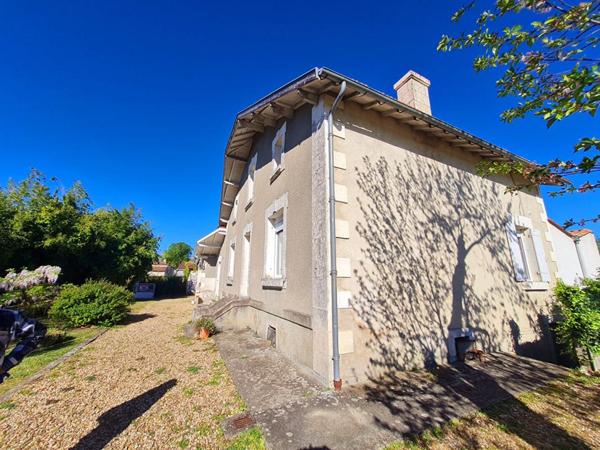 AUTHENTIQUE CHARENTAISE RENOVEE 3ch, veranda, 5000m2 de terrain, 2 garages