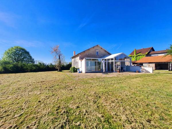 AUTHENTIQUE CHARENTAISE RENOVEE 3ch, veranda, 5000m2 de terrain, 2 garages