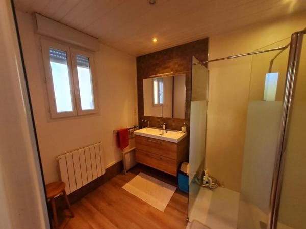 AUTHENTIQUE CHARENTAISE RENOVEE 3ch, veranda, 5000m2 de terrain, 2 garages