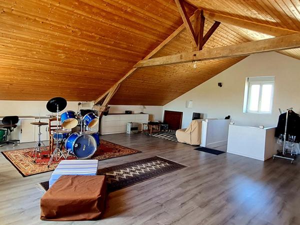 AUTHENTIQUE CHARENTAISE RENOVEE 3ch, veranda, 5000m2 de terrain, 2 garages