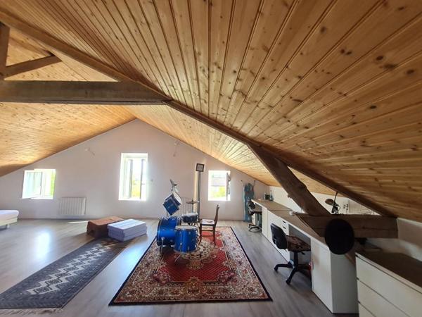 AUTHENTIQUE CHARENTAISE RENOVEE 3ch, veranda, 5000m2 de terrain, 2 garages