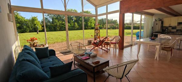 AUTHENTIQUE CHARENTAISE RENOVEE 3ch, veranda, 5000m2 de terrain, 2 garages