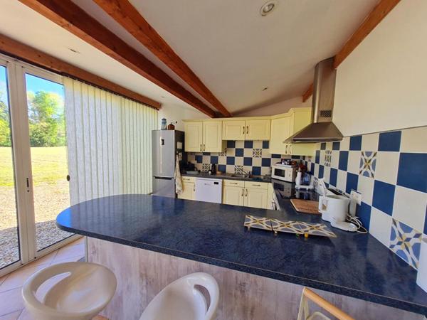 AUTHENTIQUE CHARENTAISE RENOVEE 3ch, veranda, 5000m2 de terrain, 2 garages