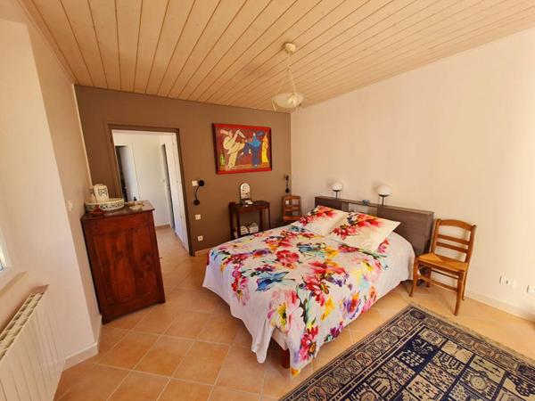 AUTHENTIQUE CHARENTAISE RENOVEE 3ch, veranda, 5000m2 de terrain, 2 garages