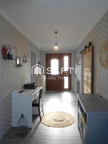 Maison Contemporaine de 140 m2, construite en 1970, 7 pièces, 3 Chambres, à ALEX-GROISSIAT, terrain 959 m2,