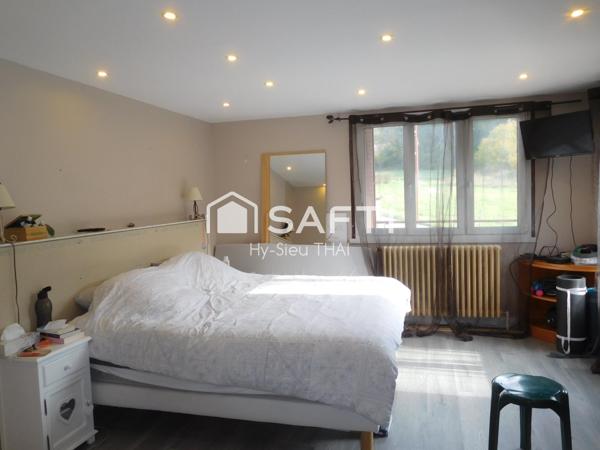 Maison Contemporaine de 140 m2, construite en 1970, 7 pièces, 3 Chambres, à ALEX-GROISSIAT, terrain 959 m2,