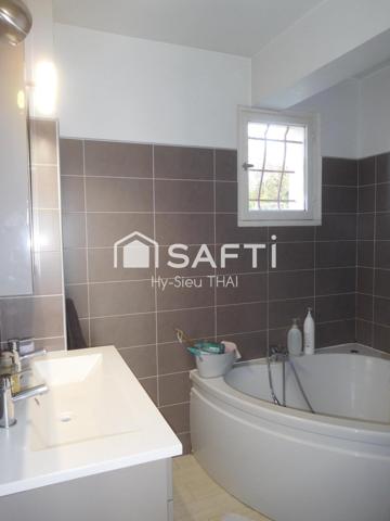 Maison Contemporaine de 140 m2, construite en 1970, 7 pièces, 3 Chambres, à ALEX-GROISSIAT, terrain 959 m2,