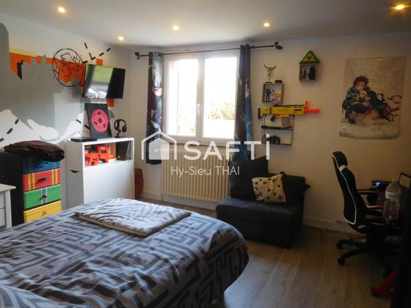 Maison Contemporaine de 140 m2, construite en 1970, 7 pièces, 3 Chambres, à ALEX-GROISSIAT, terrain 959 m2,