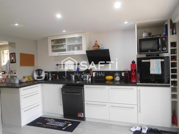 Maison Contemporaine de 140 m2, construite en 1970, 7 pièces, 3 Chambres, à ALEX-GROISSIAT, terrain 959 m2,