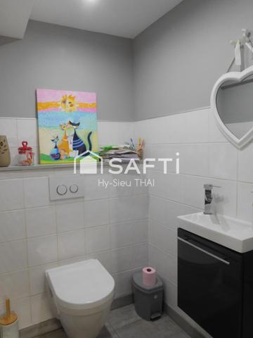 Maison Contemporaine de 140 m2, construite en 1970, 7 pièces, 3 Chambres, à ALEX-GROISSIAT, terrain 959 m2,