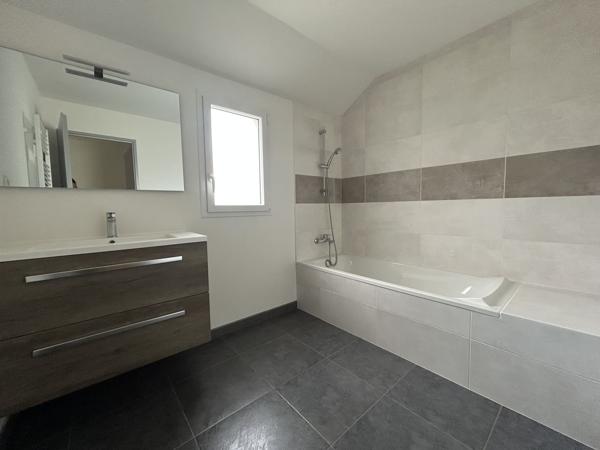 A LOUER – MAISON F 5 – 101.6 m² – SURZUR