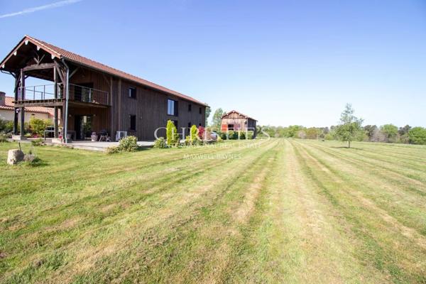 SECHOIR DE TABAC réaffectée nichée dans un cadre rural pittoresque, offrant 5 hectares de terre qui vous relient harmonieusement à la nature.