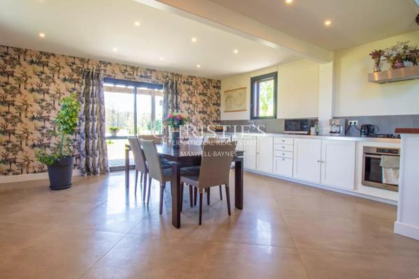 SECHOIR DE TABAC réaffectée nichée dans un cadre rural pittoresque, offrant 5 hectares de terre qui vous relient harmonieusement à la nature.