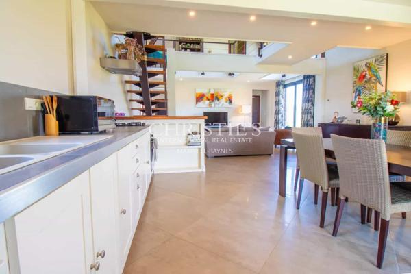 SECHOIR DE TABAC réaffectée nichée dans un cadre rural pittoresque, offrant 5 hectares de terre qui vous relient harmonieusement à la nature.