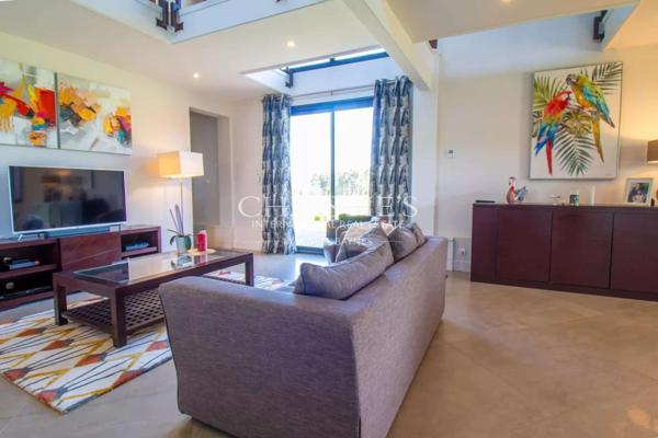 SECHOIR DE TABAC réaffectée nichée dans un cadre rural pittoresque, offrant 5 hectares de terre qui vous relient harmonieusement à la nature.