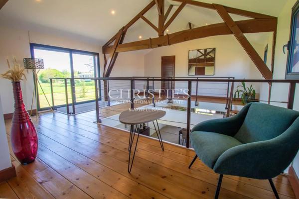 SECHOIR DE TABAC réaffectée nichée dans un cadre rural pittoresque, offrant 5 hectares de terre qui vous relient harmonieusement à la nature.