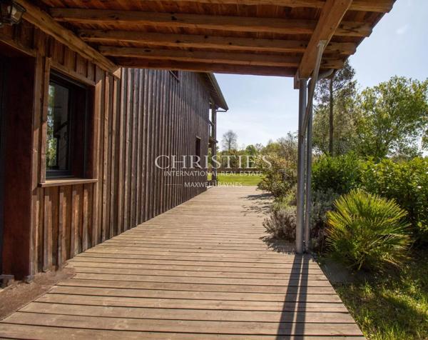 SECHOIR DE TABAC réaffectée nichée dans un cadre rural pittoresque, offrant 5 hectares de terre qui vous relient harmonieusement à la nature.